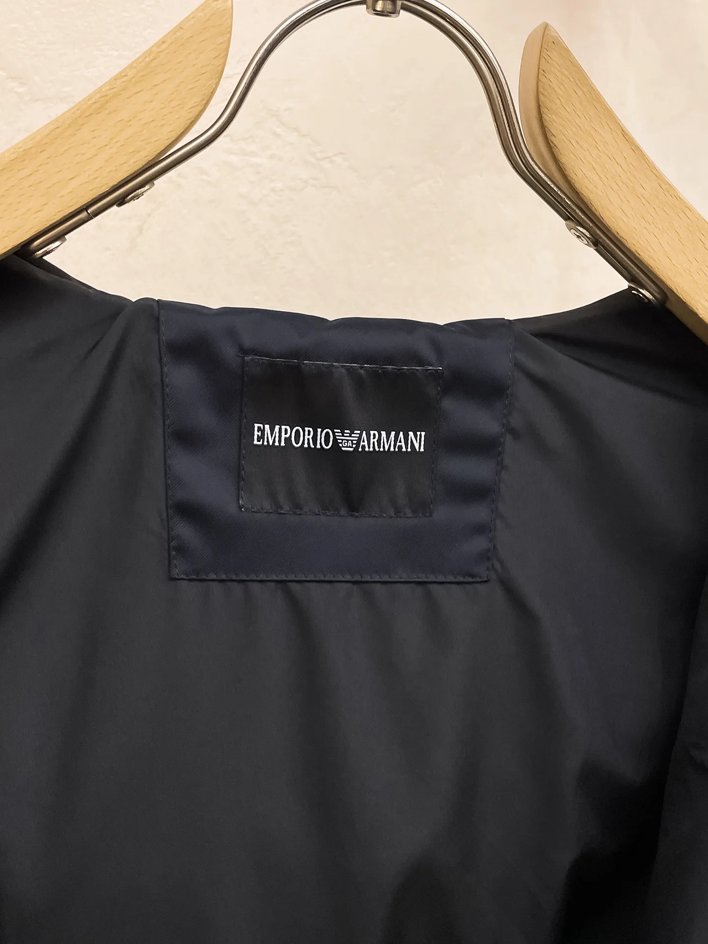 Armani official website Same Style, complete with three labels, on sale in advance. 2026 Autumn and Winter New Arrival men's jacket, Original with complete three labels, Premium version. Custom-made fabrics at the counter. Breathable, high comfort, impeccable details, brand element design concept, reflecting high quality. It feels delicate and soft, presents a casual cut, and has a great upper body shape. Sizes: M～3XL,
